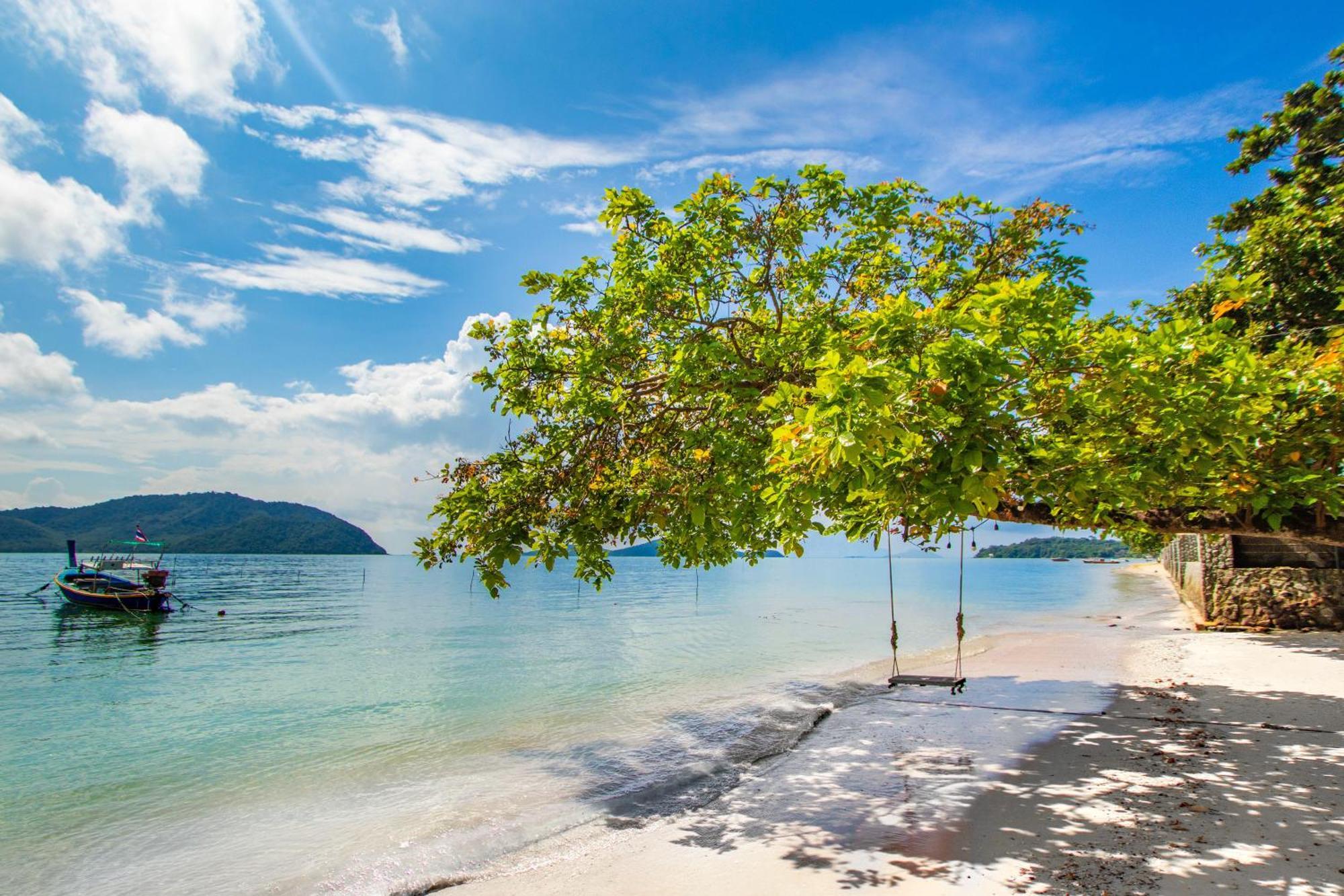 Vila 【beach Front】海景沙滩别墅，私人泳池，免费早餐，女佣每日清洁，生活方便交通便利 B Phuket